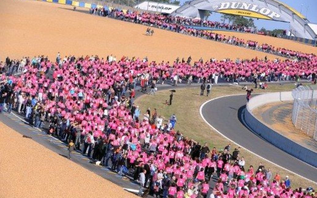 Франція, Ле-Ман. Чотири тисячі жінок, одягнених у рожеві футболки, взяли участь у забігу "Молоді леді Bugatti", який провели проти раку молочної залози в Ле-Мані, західна Франція. / © AFP