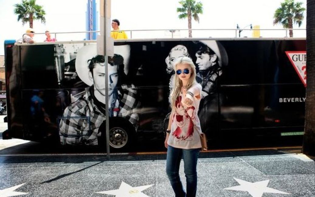 На церемонію MTV Video Music Awards у Лос-Анджелесі Міка Ньютон прийшла у дизайнерському взутті вартістю близько 10 000 доларів. / © vkontakte.ru/mikanewton_official_fan_page