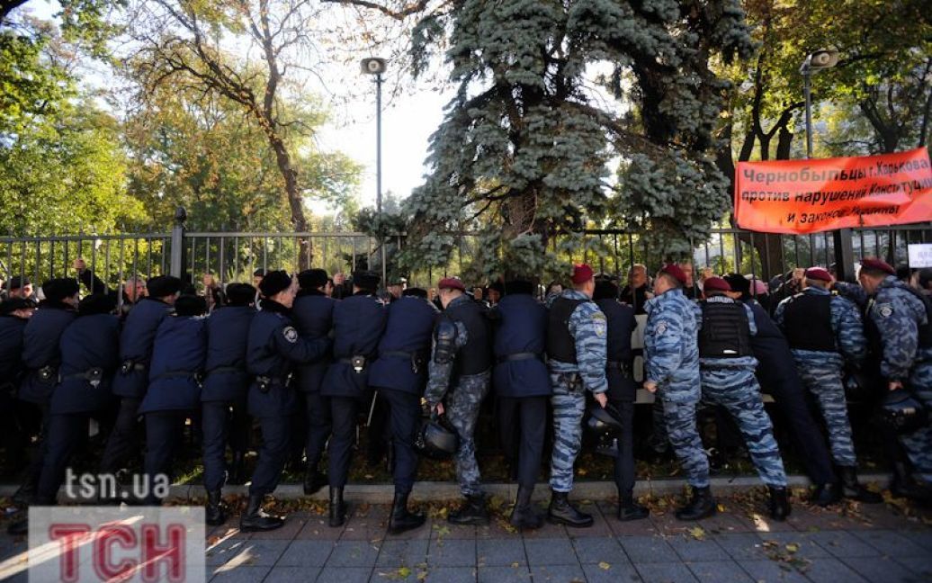 З боку Верховної Ради паркан тримали близько сотні міліціонерів. / © Євген Малолєтка/ТСН.ua