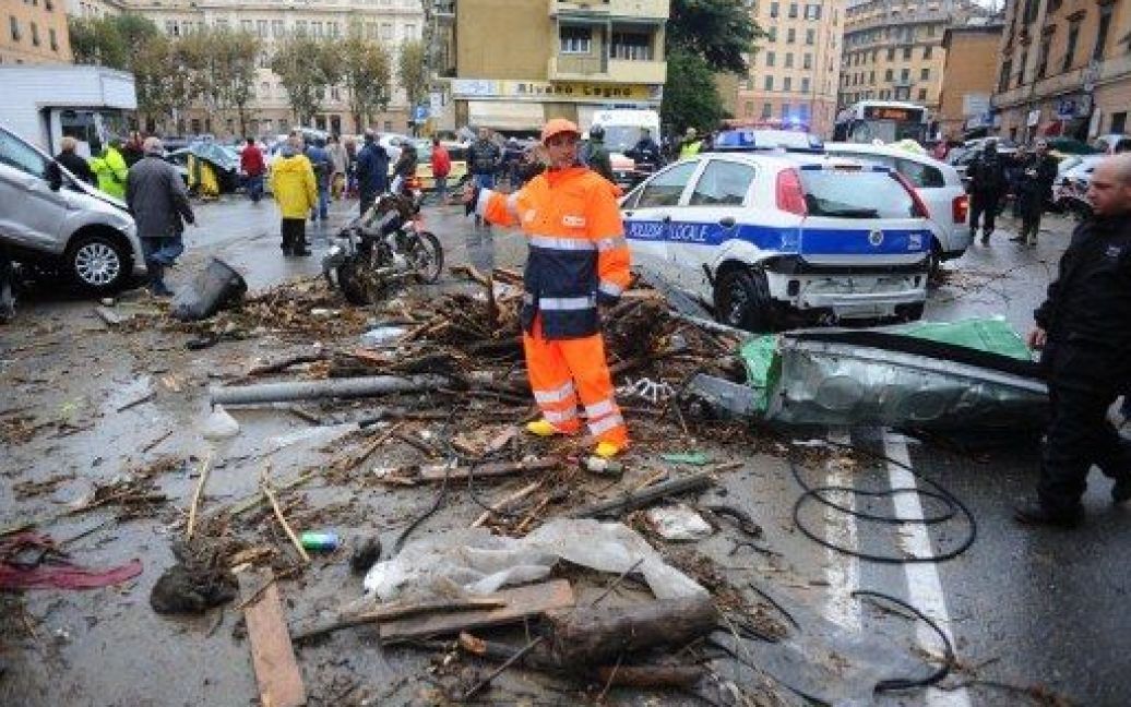 Італія, Генуя. Рятувальник стоїть серед сміття, яким завалило вулицю після того, як річка Бісаньо вийшла з берегів під час сильних дощів. Італійське приморське місто Генуя було підтоплено, загинули щонайменше чотири людини. / © AFP