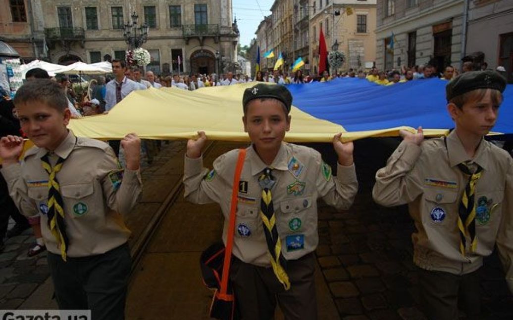 Попереду колони близько 50 дітей несли прапор України розміром 15 на 20 метрів. / © gazeta.ua