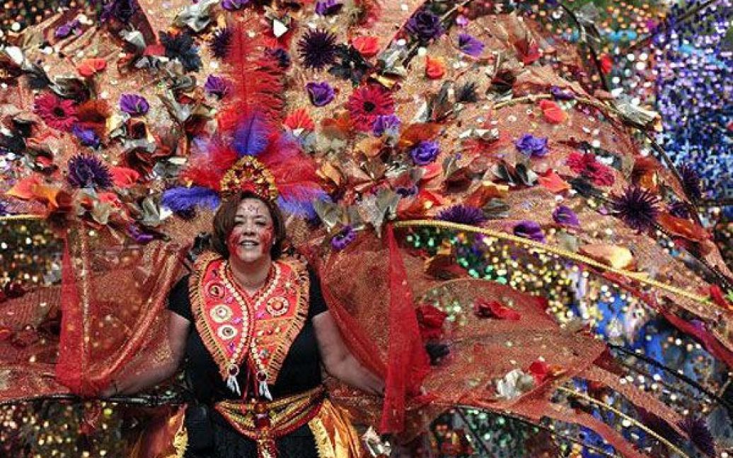 Великобританія, Лондон. Тисячі людей у яскравих костюмах взяли участь у найбільшому в Європі щорічному карнавалі Ноттінг Хілл, який пройшов у Лондоні. / © AFP