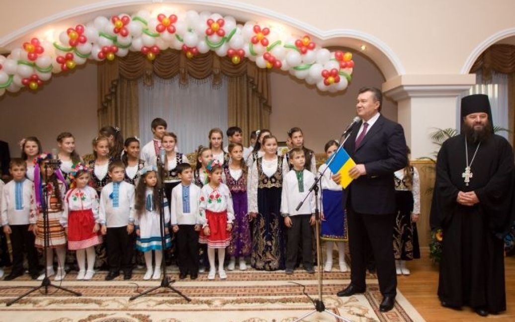 Віктор Янукович також відвідав дитячий будинок "Багатодітна сім&#039;я Михайла Жара" і передав йому ключі від автобуса / © President.gov.ua