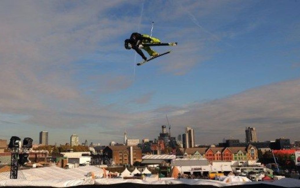 Великобританія, Лондон. Британський лижник, майстер фрістайлу, стрибає під час участі у змаганнях з фріскіїнгу "Битва за Британію" в Лондоні. Лижники змагалися на сніжному трампліні 100 метрів завдовжки, 32 метрів у висоту. / © AFP