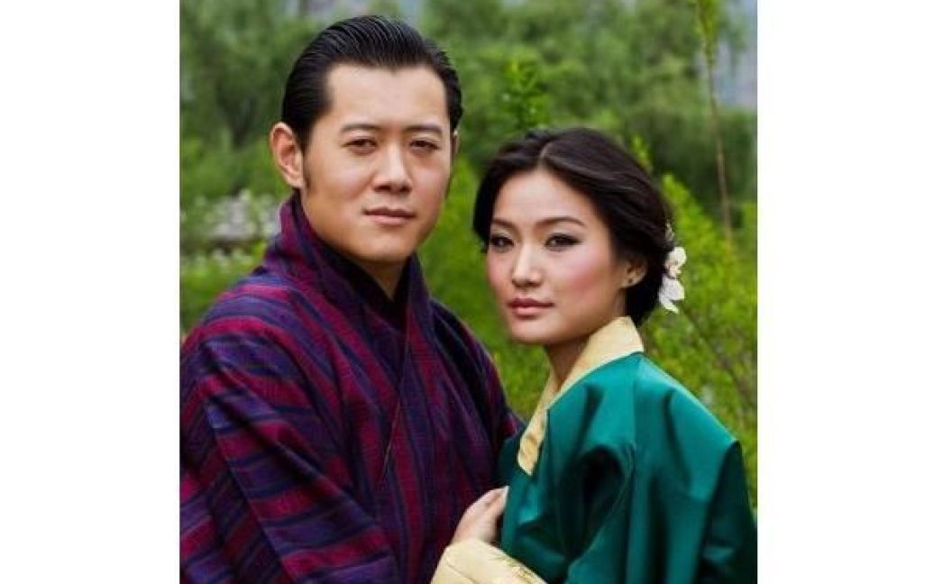 31-річний король Бутану Джігме Кхесар Намгьял Вангчук одружився із 21-річною студенткою Джетсун Пема. / © AFP