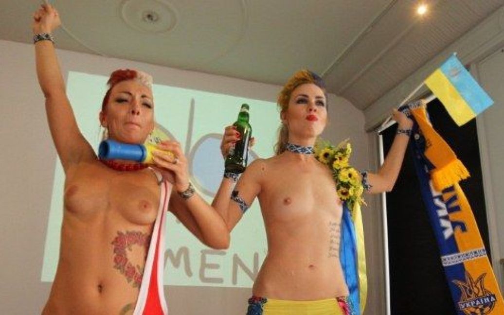 Активістки FEMEN у Варшаві представили альтернативні талісмани Євро-2012: "Блядека" і "Блядко" / © AFP