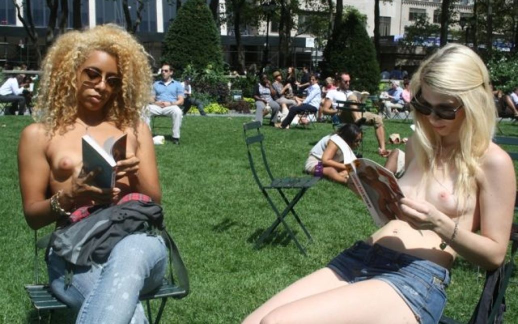 Група жінок з Нью-Йорка заснувала громадський клуб читання "топлес". / © coedtoplesspulpfiction.wordpress.com