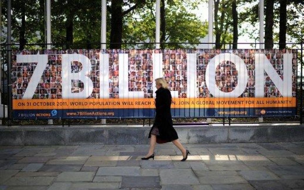 Перед штаб-квартирою ООН вивісили плакат, який сповіщає, що населення Землі перевищило 7 мільярдів. / © AFP