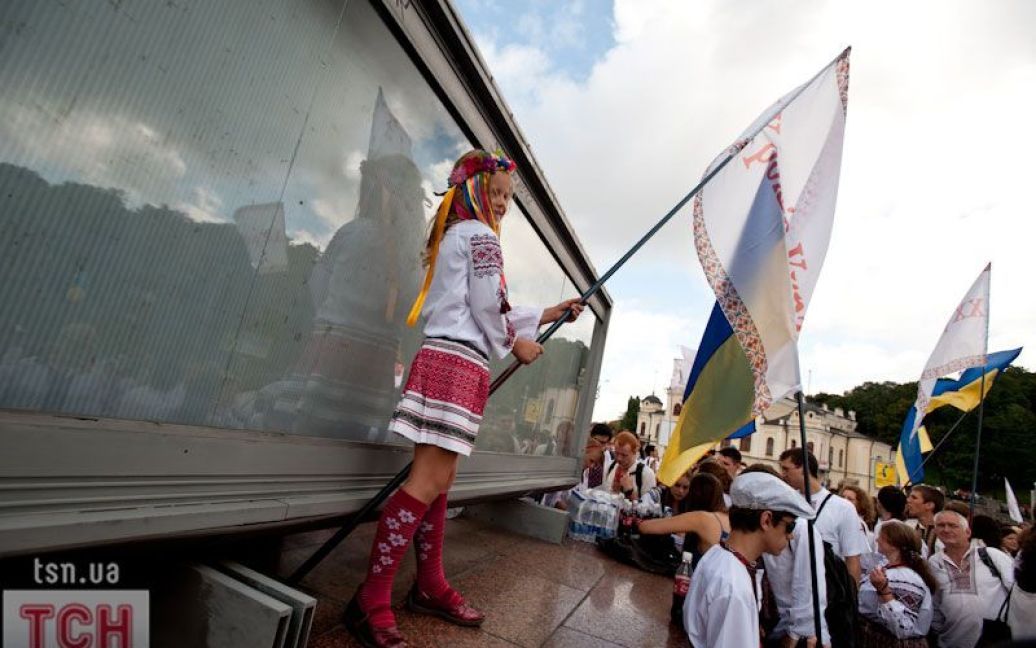 На Європейській площі в Києві з нагоди 20-річчя Незалежності України відбувся парад вишиванок. / © Євген Малолєтка/ТСН.ua