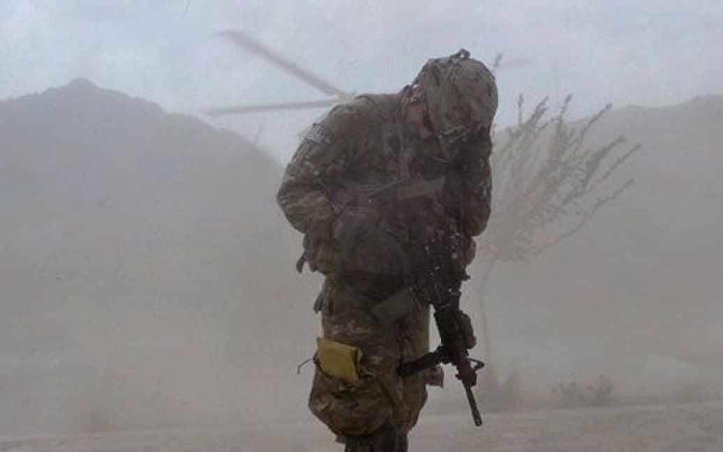 Афганістан, Кунар. Американський солдат контролює зону посадки вертольота "Blackhawk" у районному центрі провінції Кунар. / © AFP