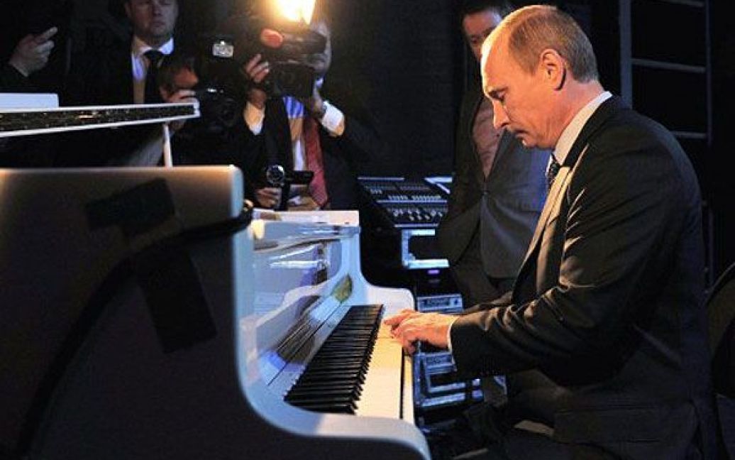 Росія, Москва. Прем&#039;єр-міністр Росії Володимир Путін грає на фортепіано під час відвідування Театру Націй в Москві. / © AFP