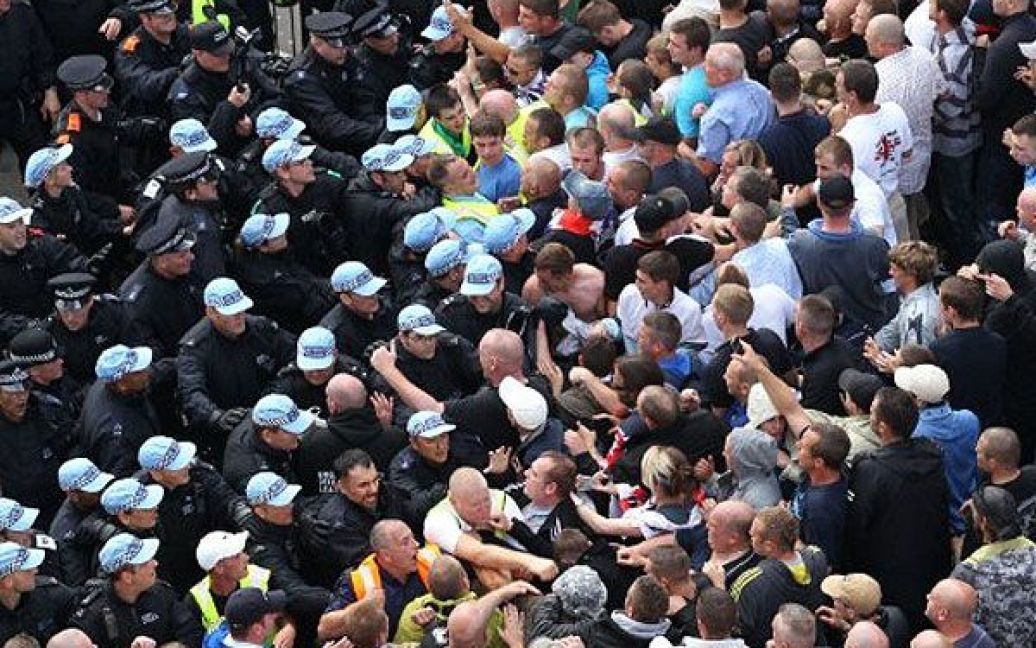 Великобританія, Лондон. Члени правого руху "Ліга захисту Англії" (EDL) спровокували зіткнення з поліцією під час акції протесту поблизу вежі Гамлета у східному Лондоні. / © AFP