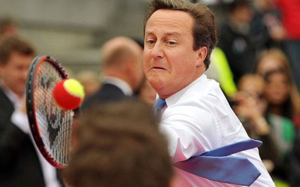 Великобританія, Лондон. Прем&#039;єр-міністр Великобританії Девід Камерон грає в теніс під час проведення заходів з нагоди Міжнародного паралімпійського дня на Трафальгарській площі у Лондоні. / © AFP