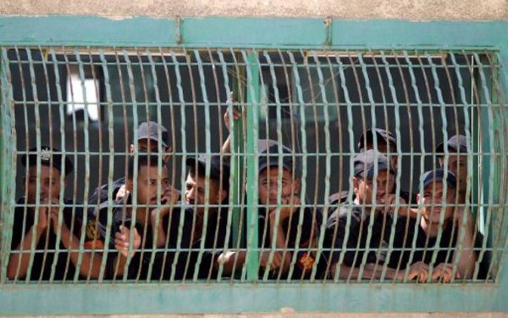 Єгипет, Каїр. Солдати єгипетського спецназу дивляться пряму трансляцію суду над екс-головою МВС Єгипту та шістьма іншими офіцерами, яких звинувачують у придушенні повстання проти екс-президента Хосні Мубарака. / © AFP