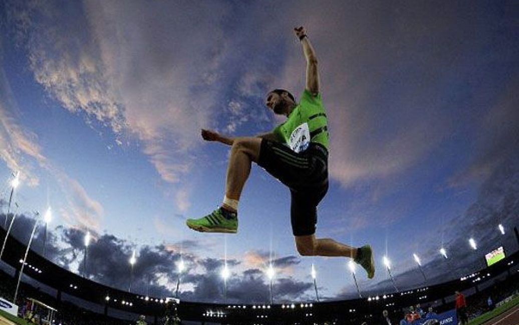 Швейцарія, Цюріх. Португальський спортсмен Маркос Чува виконує стрибок у довжину під час виступу на змаганнях Діамантової ліги легкої атлетики. / © AFP