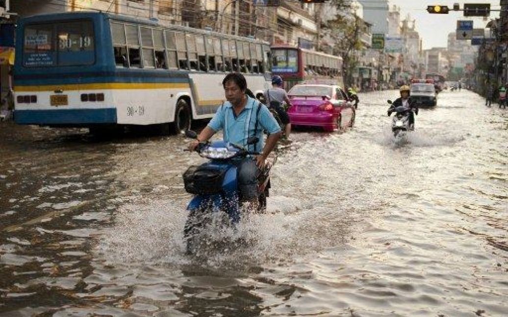Найсильніша за півстоліття повінь в Таїланді досягла столиці. Бангкок оголошено зоною стихійного лиха. / © AFP