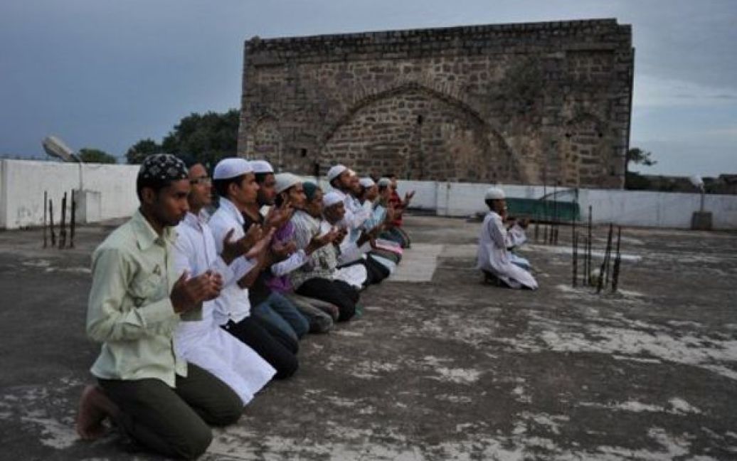 Індія, Хайдерабад. Мусульмани моляться у форту Голконда у старій частині Хайдерабаду. Протягом Рамадану мусульмани мають постувати від світанку до заходу сонця. / © AFP