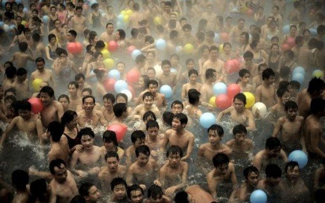 Китай, Чунцин. Близько 14 345 китайців взяли участь у спробі встановити новий світовий рекорд для Книги рекордів Гіннеса. Вони одночасно приймали ванну на гарячих джерелах в місті Чунцин. / © AFP
