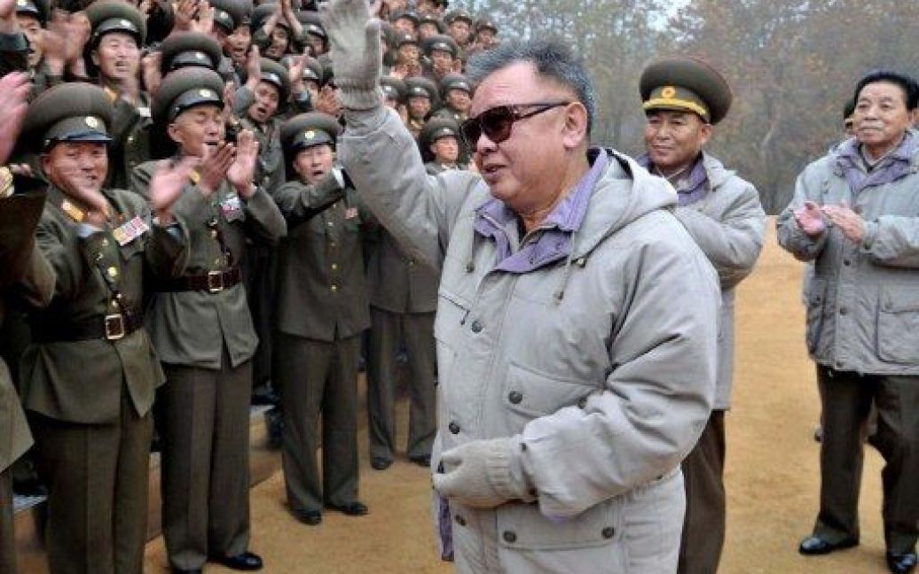 КНДР. Лідер Північної Кореї Кім Чен Ір відвідав з інспекцією 789-ий підрозділ Корейської народної армії. Фото AFP/HO/KCNA via KNS / © AFP
