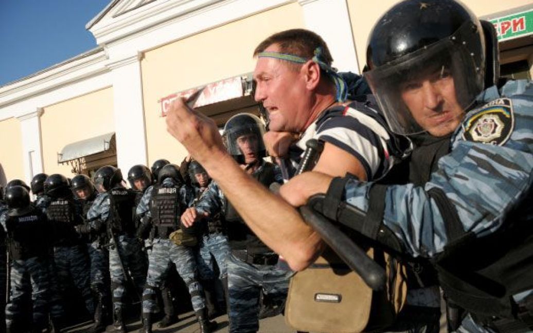 В Умані міліція жорстоко розігнала мітинг ВО "Свободи", раніше заборонений судом, більше 50 активістів були затримані. / © Украинское Фото