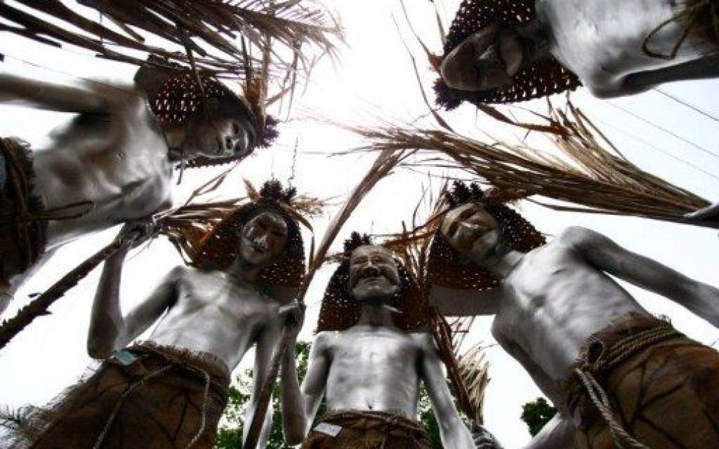 Індонезія, Маланг. Представники Східної Яви беруть участь у національному фестивалі мистецтва та культури Індонезії, під час якого відбуваються зустрічі корінних племен Індонезійського архіпелагу. / © AFP