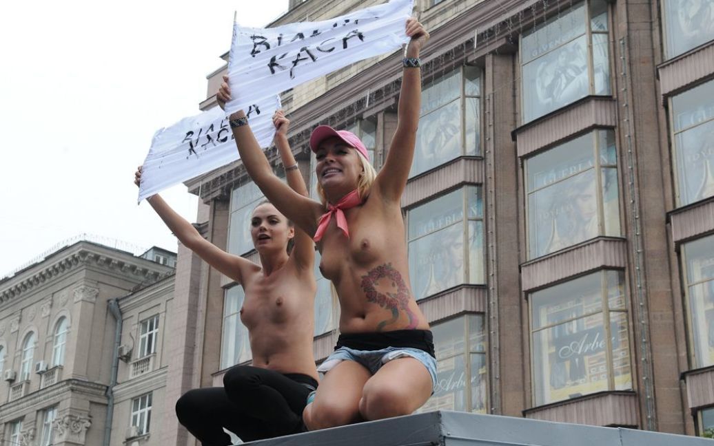Активістки жіночого руху FEMEN провели акцію топлес-протесту "Вільна каса!" перед Печерським райсудом в Києві. / © Артур Бондарь/ТСН.ua