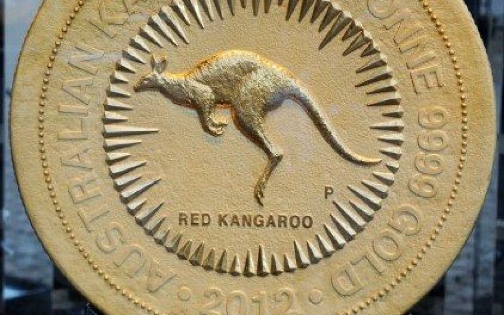 Австралія, Перт. Унікальну монету в один мільйон австралійських доларів представили в австралійському місті Перт. Ця монета є найбільшою і найважчою золотою монетою в світі, її вага&ndash; 1012 кг, а вартість &ndash; 55 млн дол. На монеті з золота 99 проби зображено королеву і кенгуру. / © AFP
