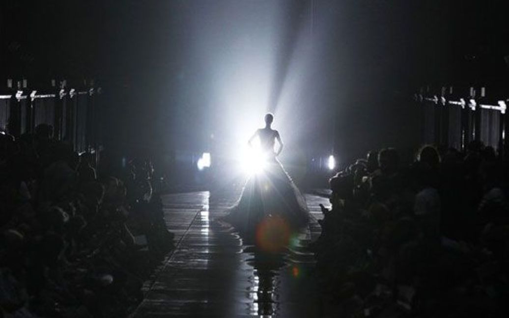 Франція, Париж. Модель демонструє одяг з колекції модельєра Білла Гейтена для модного дому Джона Гальяно під час показів готового одягу сезону весна/літо 2012 в Парижі. / © AFP