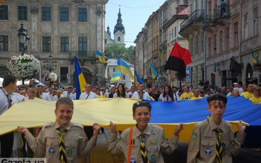 Попереду колони близько 50 дітей несли прапор України розміром 15 на 20 метрів. / © gazeta.ua