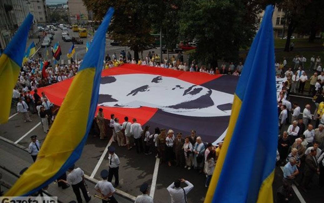 Вулицями Львова пронесли червоно-чорний прапор із зображенням Степана Бандери розміром 8 на 13 метрів. / © gazeta.ua
