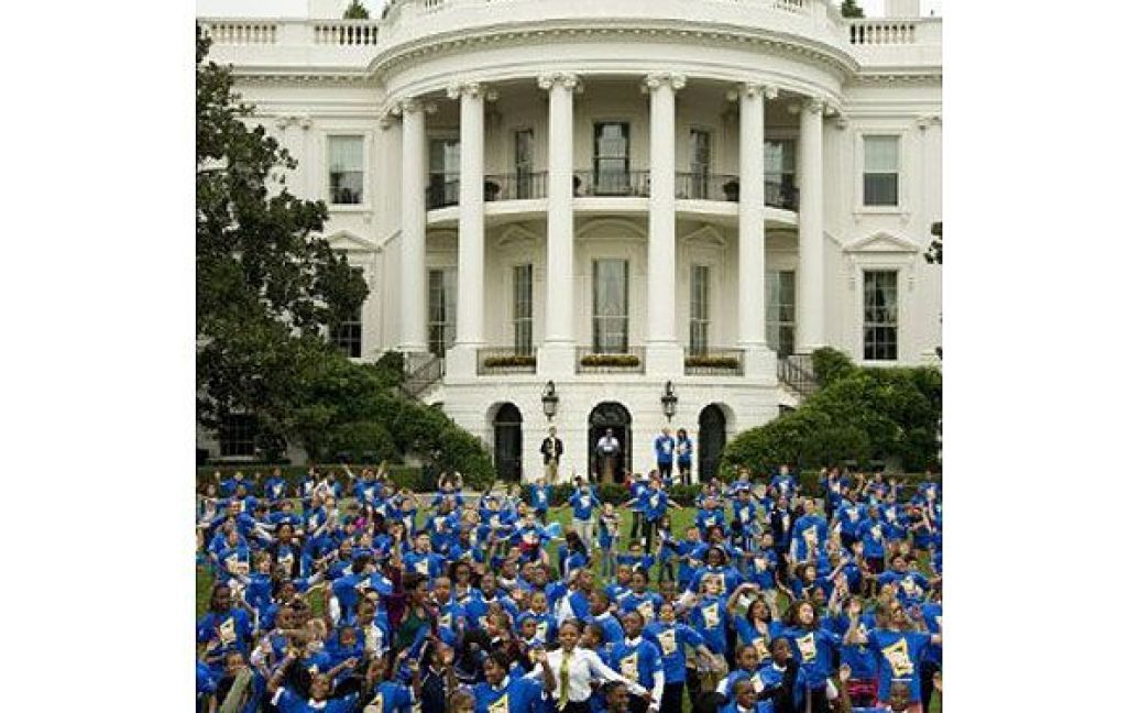 Перша леді США Мішель Обама та 400 школярів встановили новий світовий рекорд з підстрибування. / © AFP