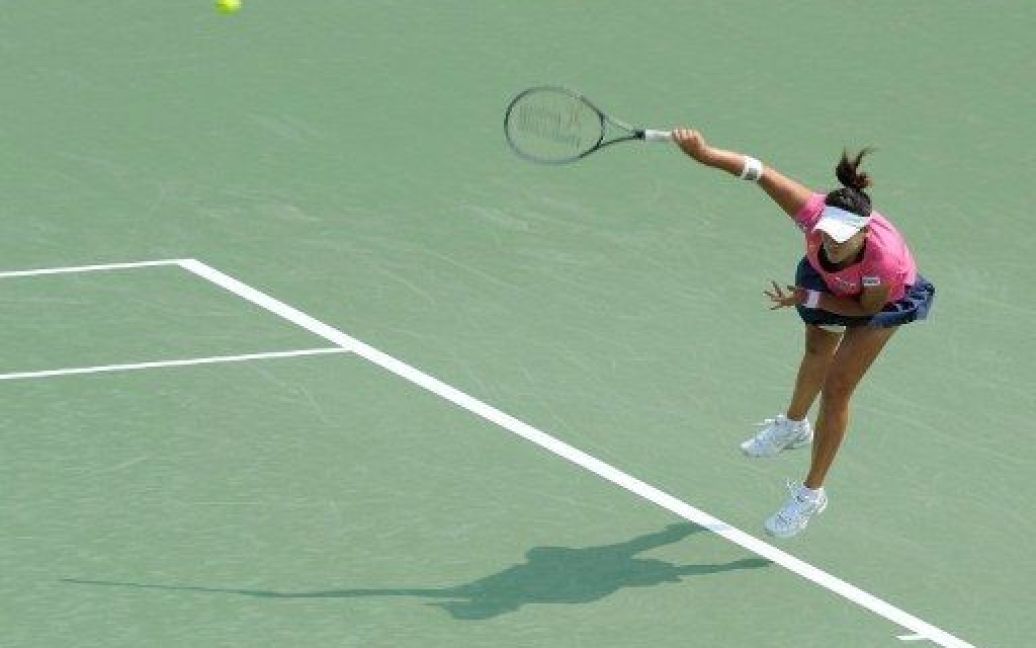 Японія, Осака. Тенісистка з Таїланду Тамарін Танасугарн відбиває подачу французької спортсменки Матільди Йоханссон під час гри на Відкритому турнірі з тенісу. / © AFP