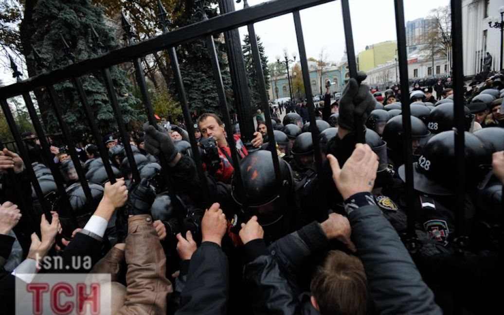 Під Радою зламали паркан, правоохоронців закидали гарбузами / © Євген Малолєтка/ТСН.ua
