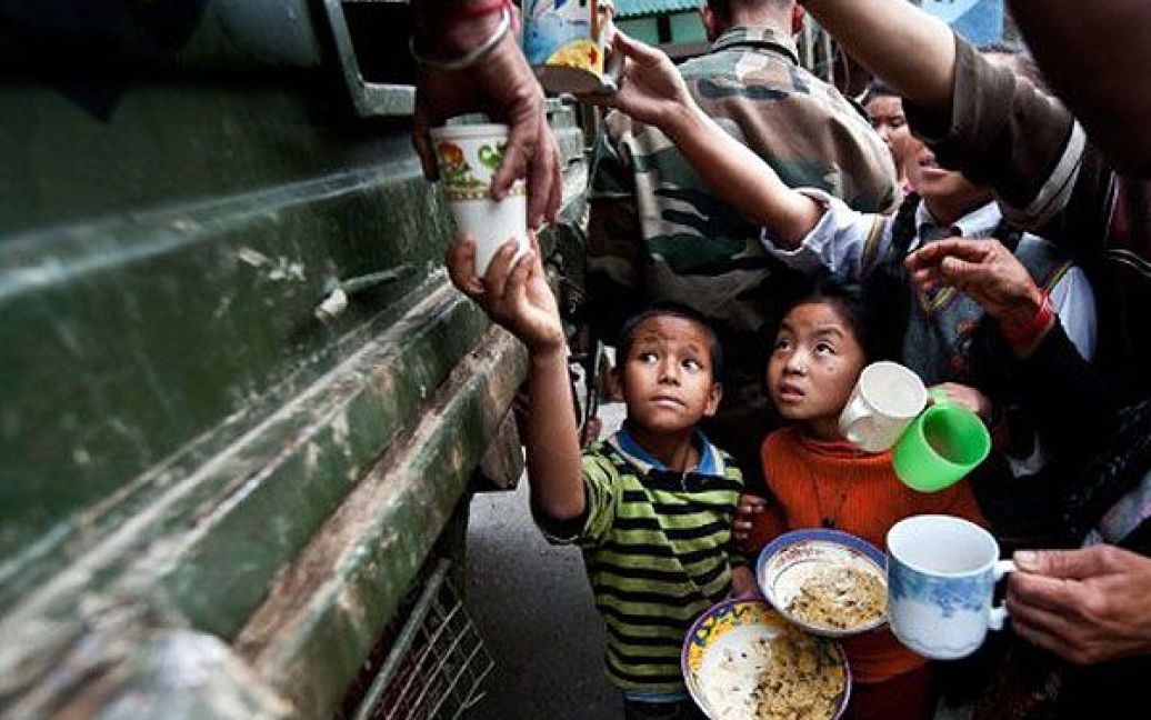 Індія, Гангток. Військові роздають продовольчу допомогу місцевим мешканцям в місті Гангток, яке постраждало під час 6,9-бального землетрусу. В результаті потужного землетрусу, загинули 67 осіб в Індії, Непалі і Тибеті. / © AFP