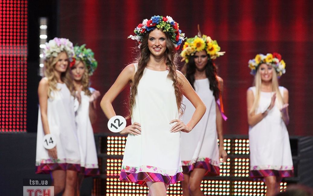 Півфінал конкурса. Майбутня "Міс Україна 2011" - в центрі / © 