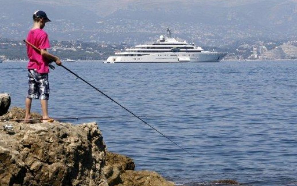 Найдовша у світі яхта Eclipse не змогла стати на якір в порту знаменитого курорту Антіб на Лазурному березі Франції. / © AFP