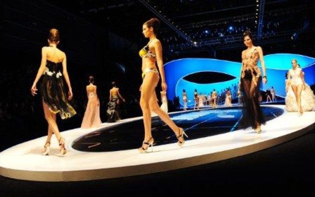 Китай, Пекін. Моделі демонструють колекцію нижньої білизни від китайського бренду "Емер" під час показів Тижня моди в Пекіні. / © AFP