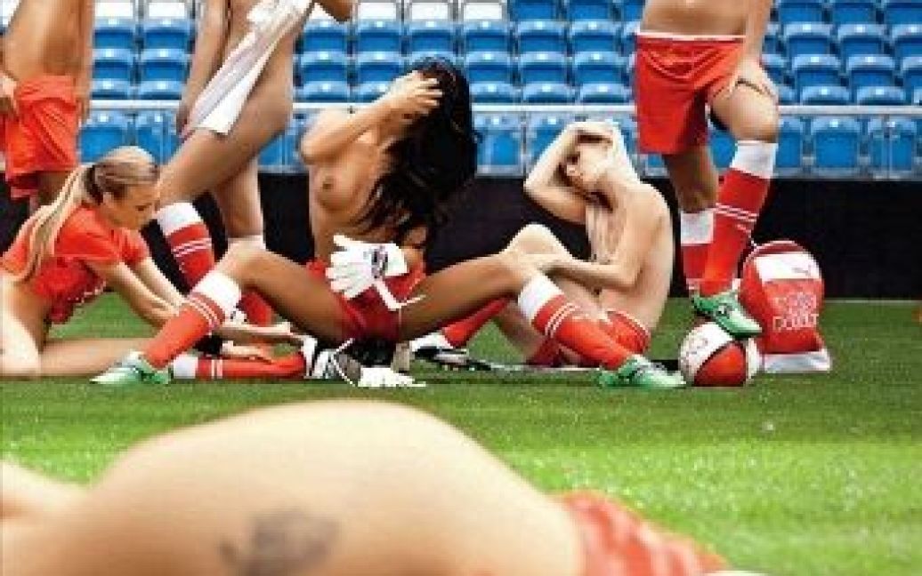 Еротична фотосесія Playboy на арені Євро-2012 &mdash; муніципальному стадіоні у Познані. / © 2012ua.net