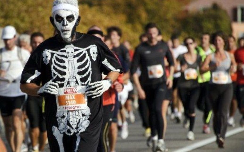 Швейцарія, Санкт-Сафорін. Швейцарець Макс Демон у костюмі скелета бере участь у 19-му Лозаннському марафоні, присвяченому святкуванню Хелловіна. / © AFP