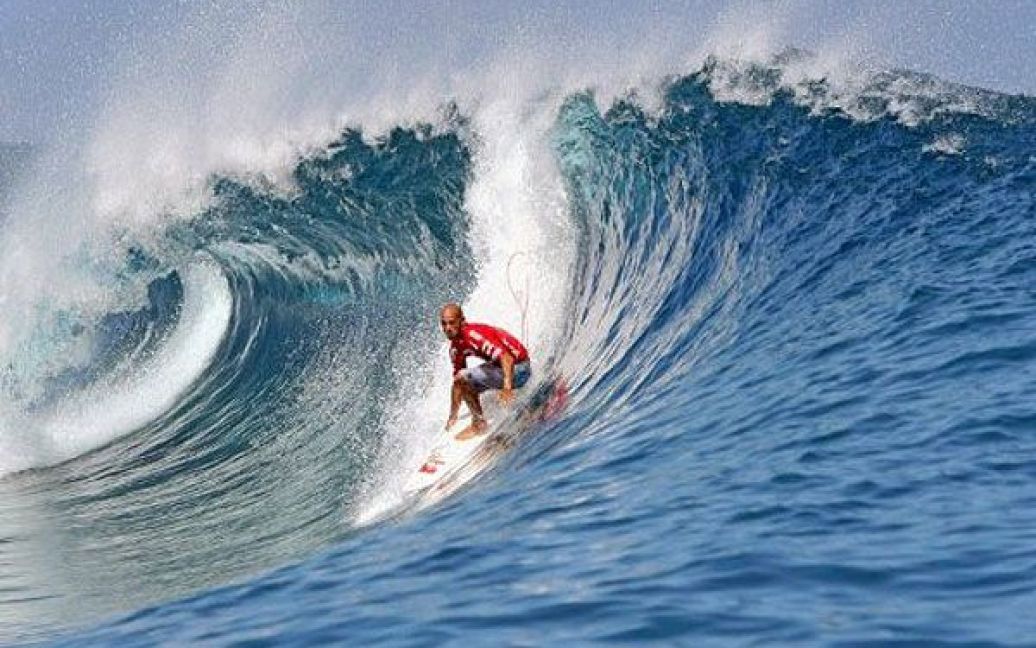 Французька Полінезія, Папеете. Американський серфер, чемпіон світу Келлі Слейтер виступає під час першого раунду змагань Billabong Pro Tahiti у південній частині Тихого океану. / © AFP