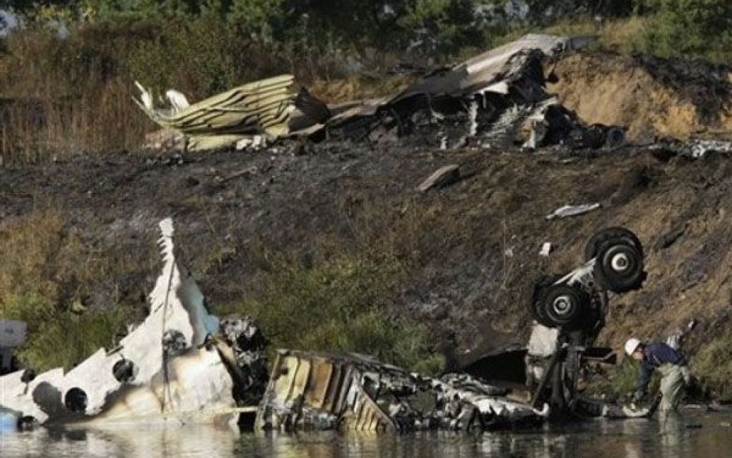 Під Ярославлем сталась авіакатастрофа літака Як-42, в результаті якої загинула хокейна команда "Локомотив". / © 