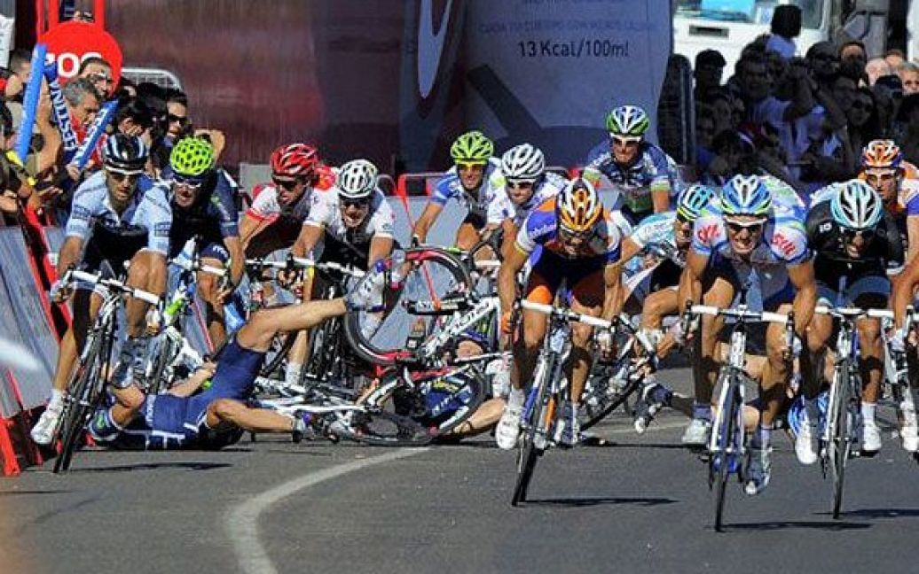 Іспанія, Талавера де ла Рейна. Німецький велогонщик Марсель Кіттеля з команди "Skil-Shimano" прискорюється, коли він перетинає фінішну лінію сьомого етапу велогонки "Vuelta". Сьомий етап "Турне Іспанії" закінчився величезним зіткненням кількох провідних велогонщиків на фініші. / © AFP