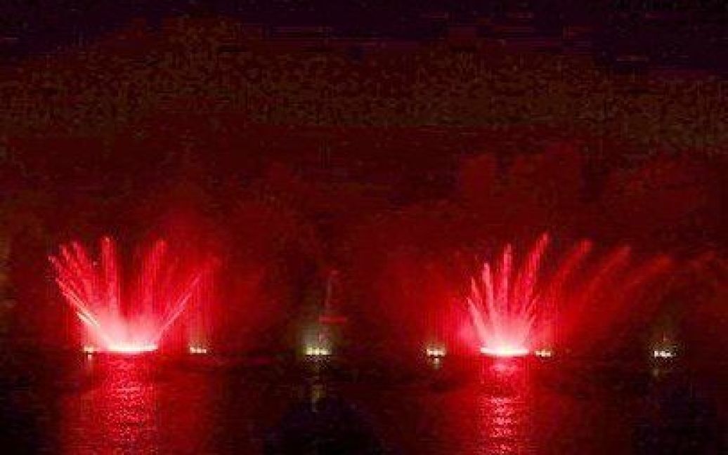 У Вінниці відкрили найбільший в Європі річковий фонтан висотою 60 метрів. / © Винница.info