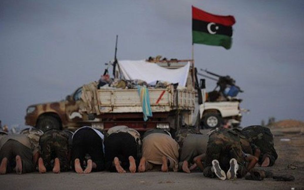 Лівійська Арабська Джамахірія, Нофіля. Повстанські бійці з "Бригади мучеників Свободи" моляться під час святкування закінчення місяця посту Рамадан. / © AFP
