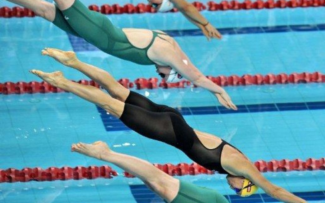 Сінгапур, Сінгапур. Старт запливу на 50 метрів серед жінок вільним стилем на Кубку світу з плавання. Золоту медаль виграла спортсменка зі Швеції Тереза Алшаммар (в чорному купальнику). / © AFP