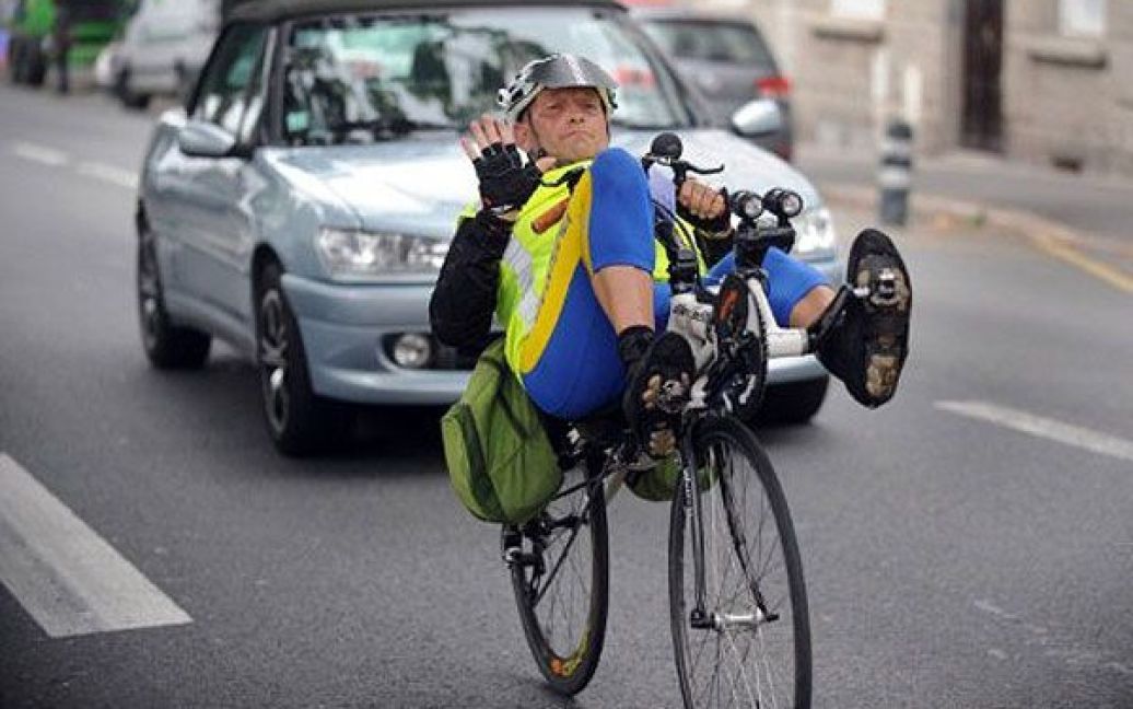 Франція, Брест. Велогонщик бере участь у 17-му велопробігу Париж-Брест-Париж, до якого цього року приєднались більше 5200 спортсменів. Учасники велопробігу мають проїхати відстань у 1200 км. / © AFP
