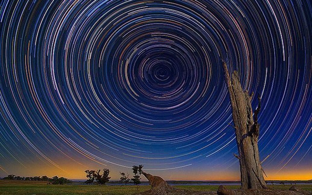 Австралійський фотограф-любитель Лінкольн Харрісон зробив унікальні знімки обертання Всесвіту, встановивши штатив на березі озера Еппалок в штаті Вікторія. / © Daily Mail