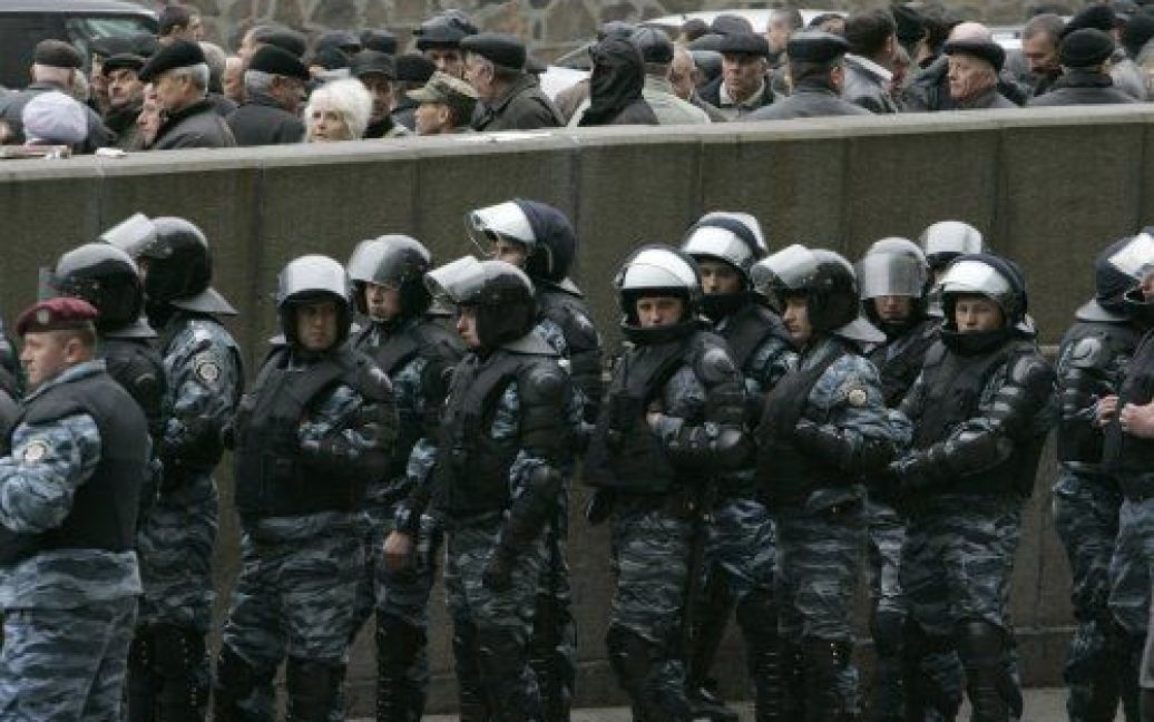 Перед будівлею Кабінету міністрів чорнобильці провели акцію протесту проти скасування пільг. / © УНІАН