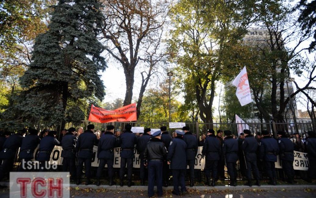 З боку Верховної Ради паркан тримали близько сотні міліціонерів. / © Євген Малолєтка/ТСН.ua