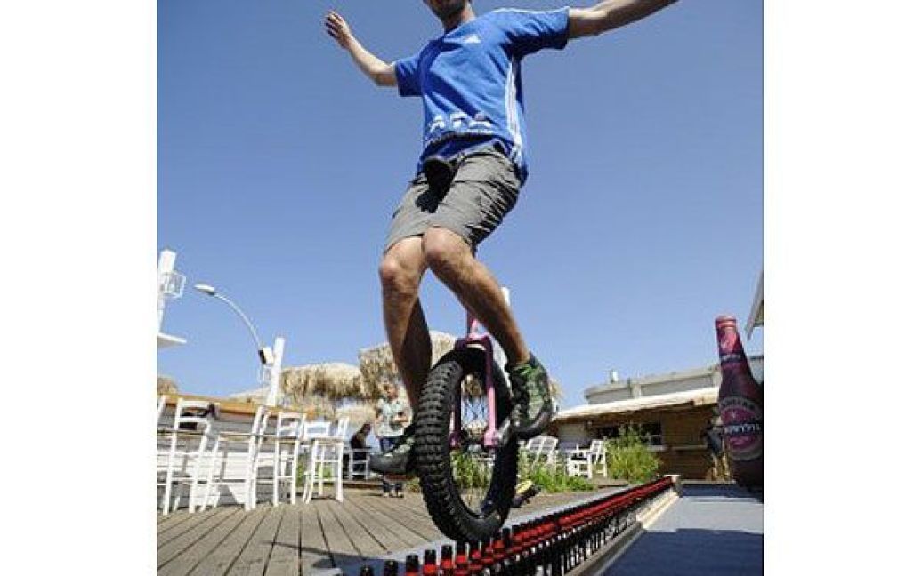 Ізраїль, Тель-Авів. 25-річний німець Лутц Ейкхольц встановив новий світовий рекорд Гіннеса у верховій їзді на моноциклі по пляшках пива. Лутц проїхав 8,93 метрів по 127 пляшках, а попередній рекорд становив 7,99 м. / © AFP